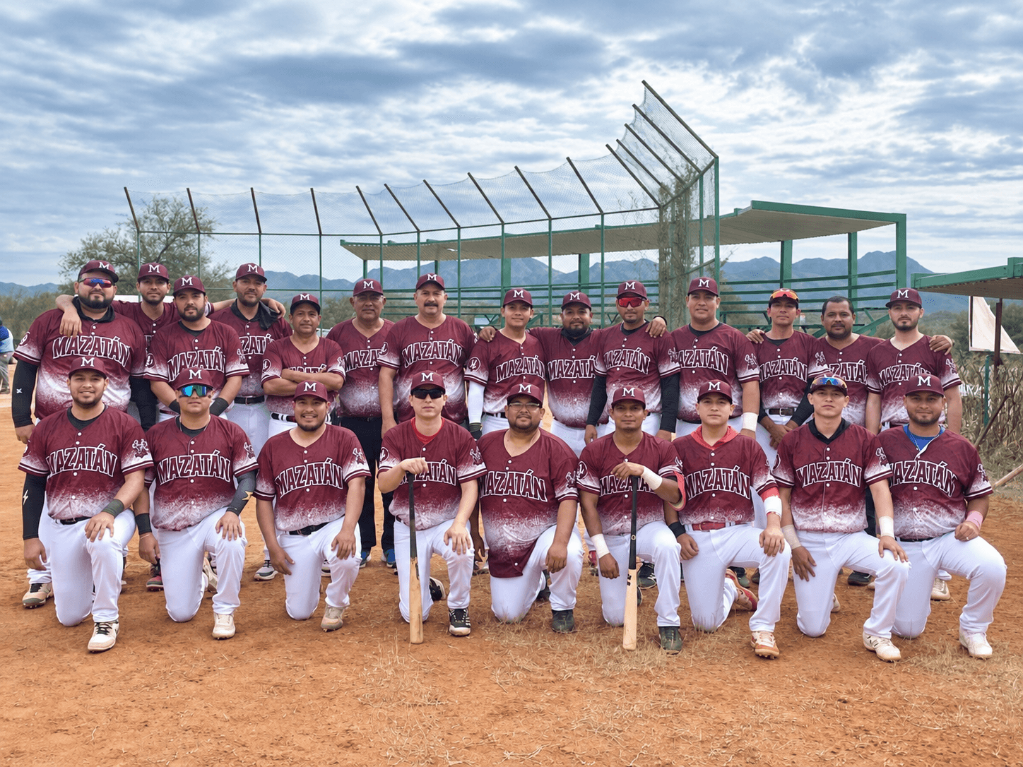 IMPULSANDO EL DEPORTE CON LA ENTREGA DE UNIFORMES A LOS VENADOS DE MAZATÁN